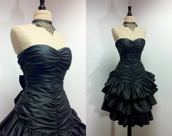 Schwarzes Vintage Kurzes Partykleid Trägerloses Rüschen Homecoming Kleid, DP2584