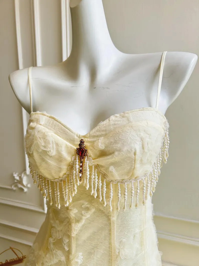 Vintage elfenbeinfarbenes, trägerloses A-Linien-Tüll-Ballkleid mit Perlen DP8404