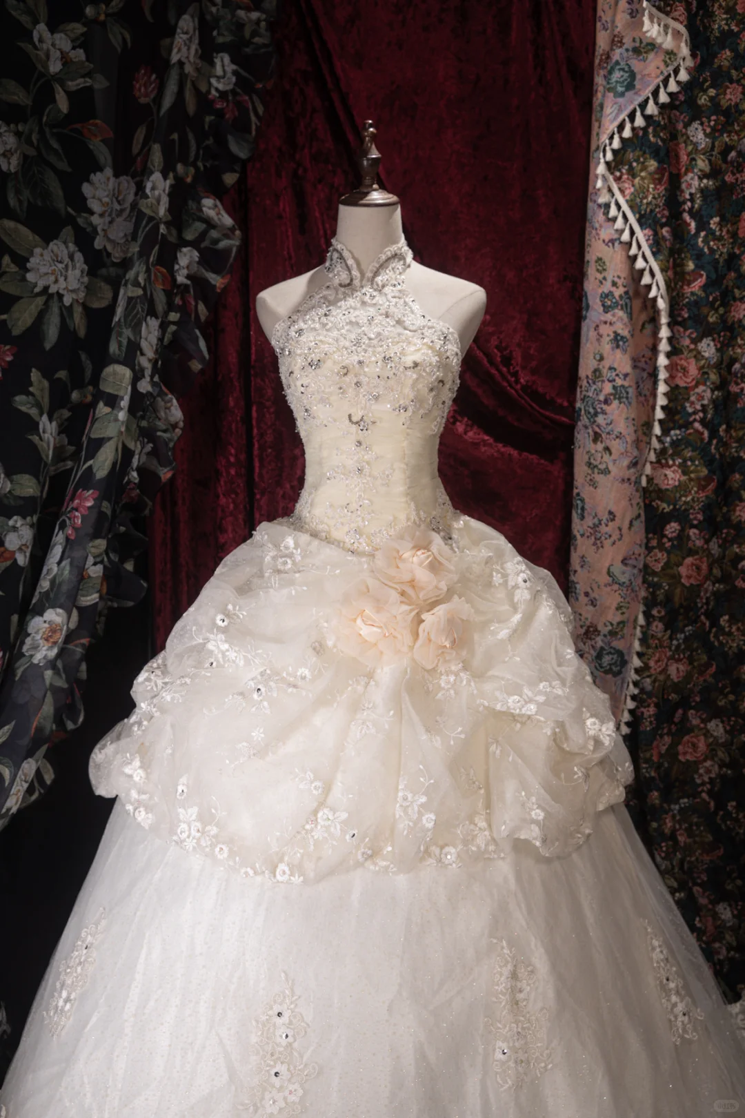 Vintage Halter-Neck Lace 3D Floral Appliques Ball Gown DP8340