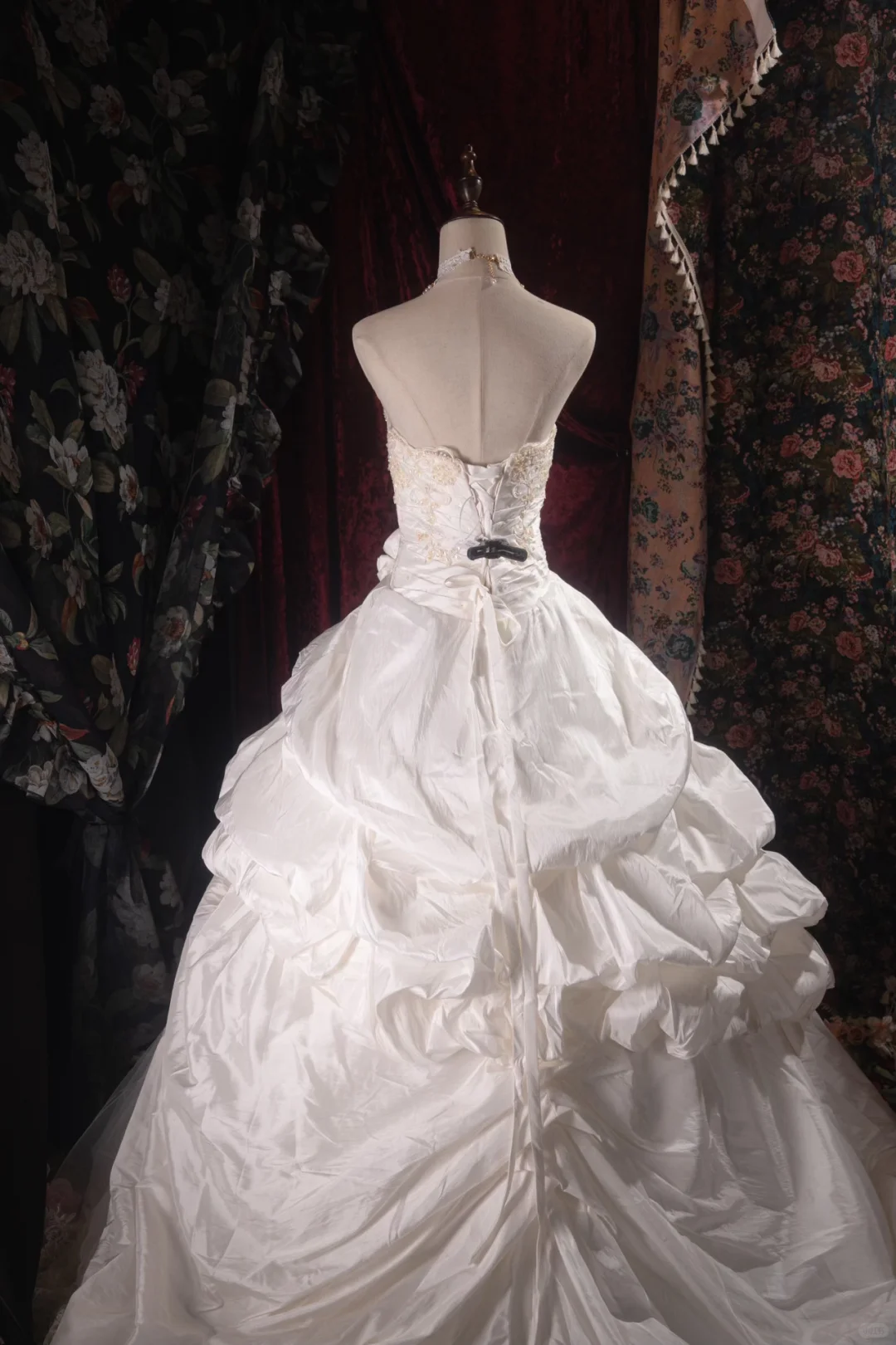 Romantic Ivory Strapless Ruffled Rose Lace Wedding Dress DP7409