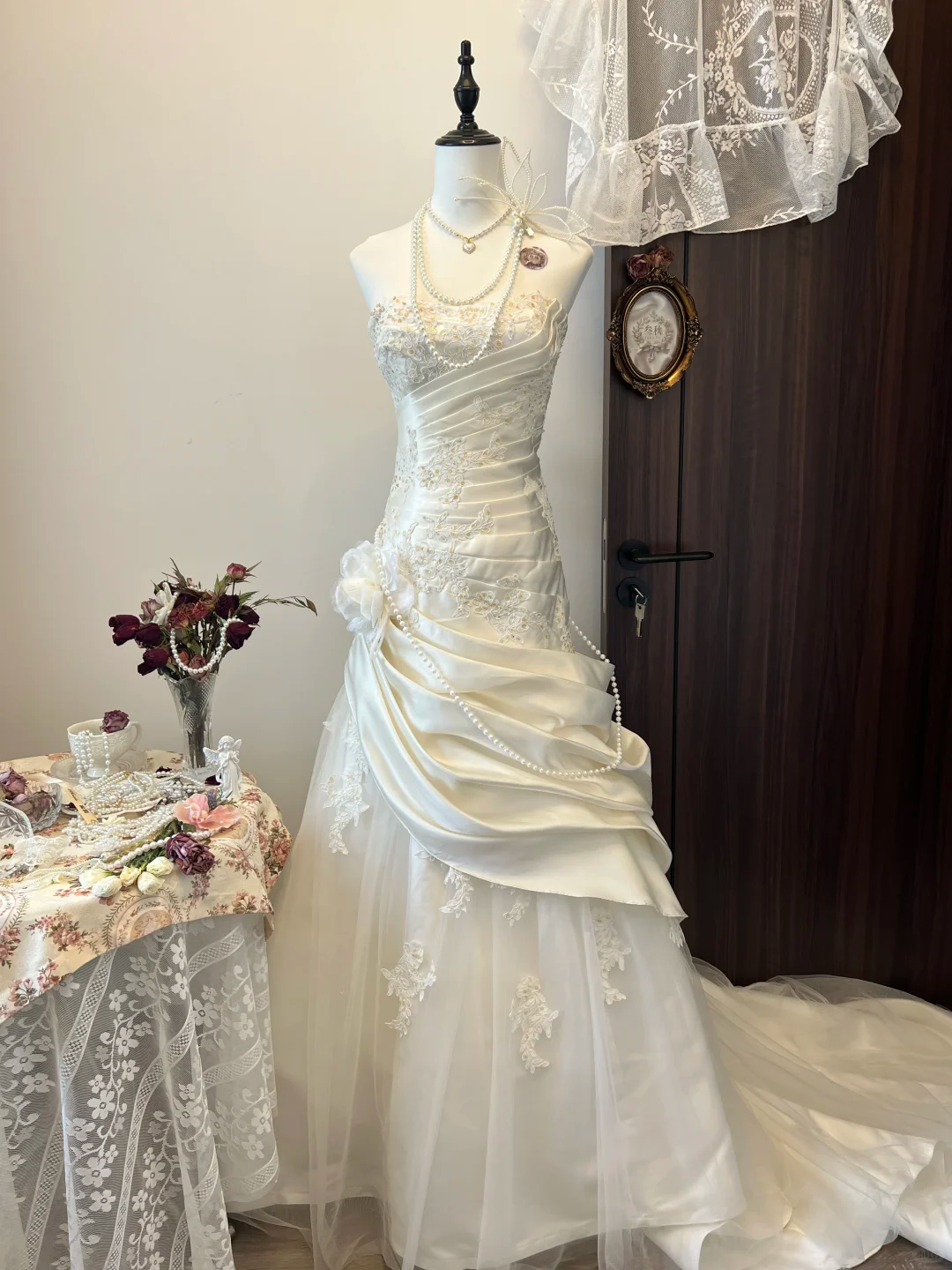 Elegant White Beaded Applique Satin Wedding Dress Mermaid Strapless Bridal Gown DP7132