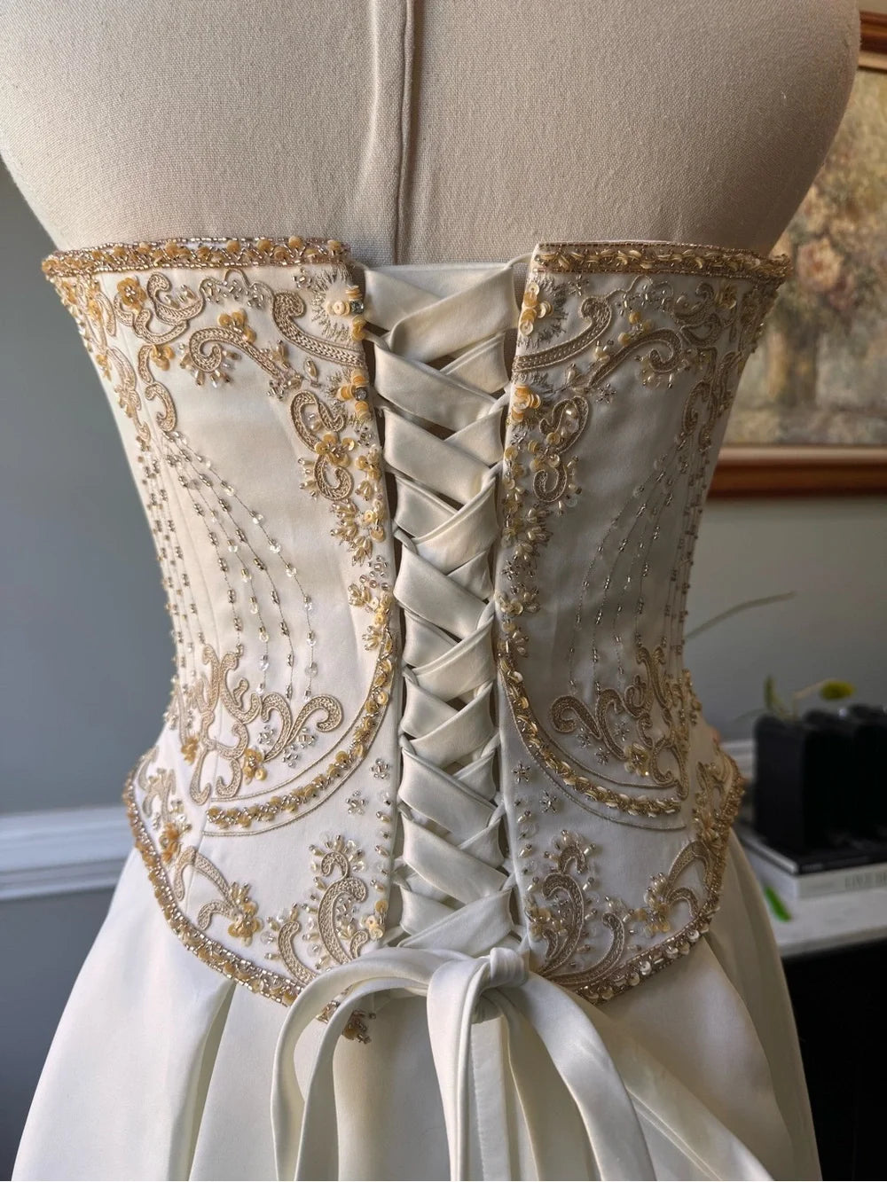 Ärmelloses Satin-Brautkleid mit goldener Stickerei im A-Linien-Schnitt DP8425
