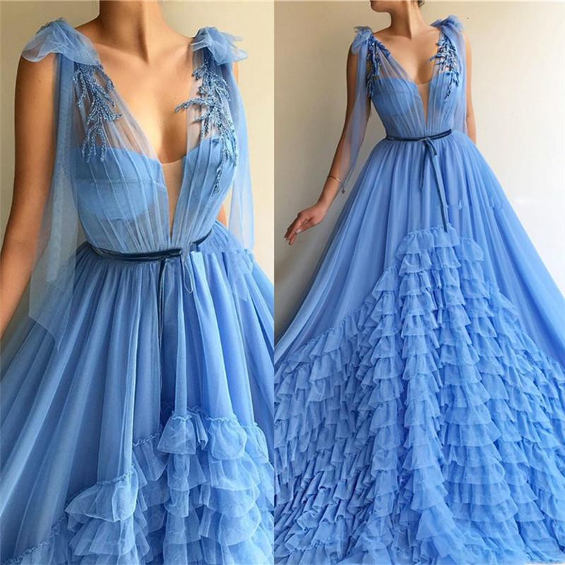 Schickes blaues Ballkleid aus Tüll mit tiefem V-Ausschnitt | Ärmelloses langes Ballkleid mit Schärpe, DS3539