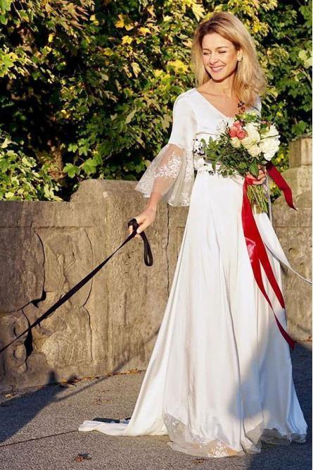 Robe de mariée bohème en satin avec dentelle, coupe trapèze, col en V, dos en V, manches 3/4, DS2676
