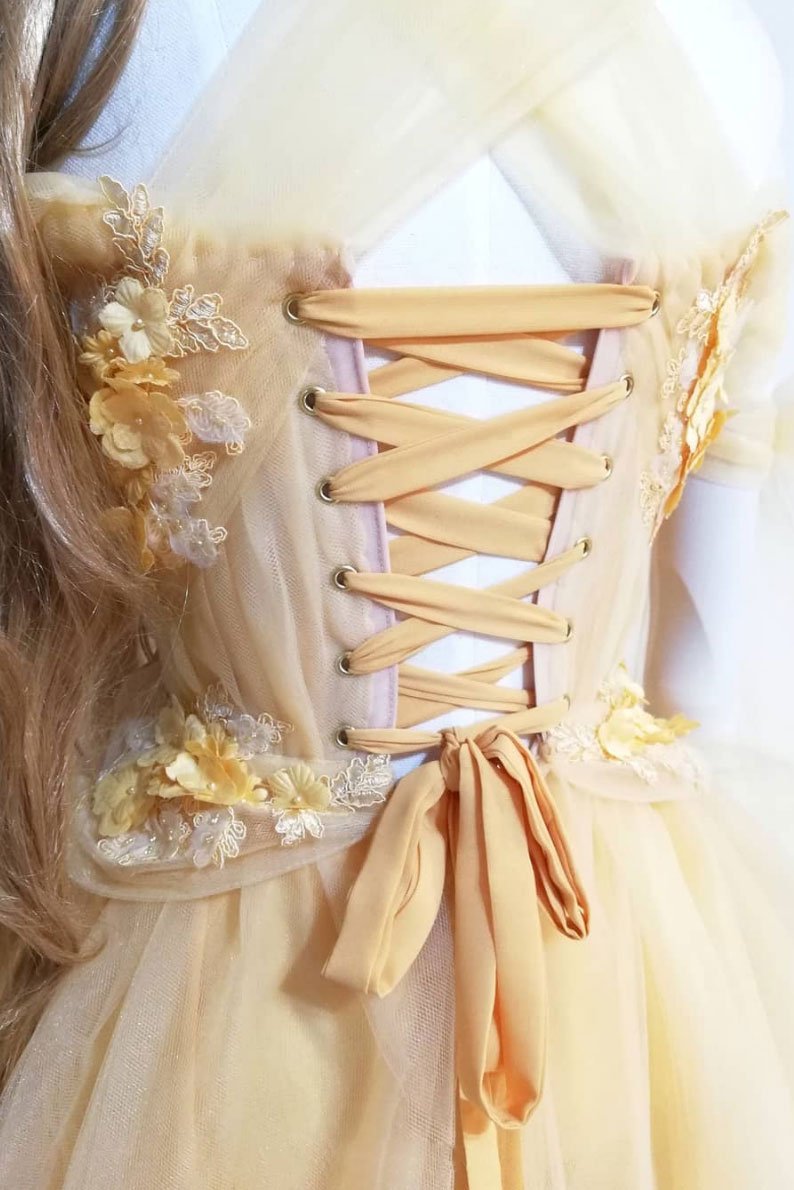 Robe de bal longue en tulle et dentelle jaune, DS2127