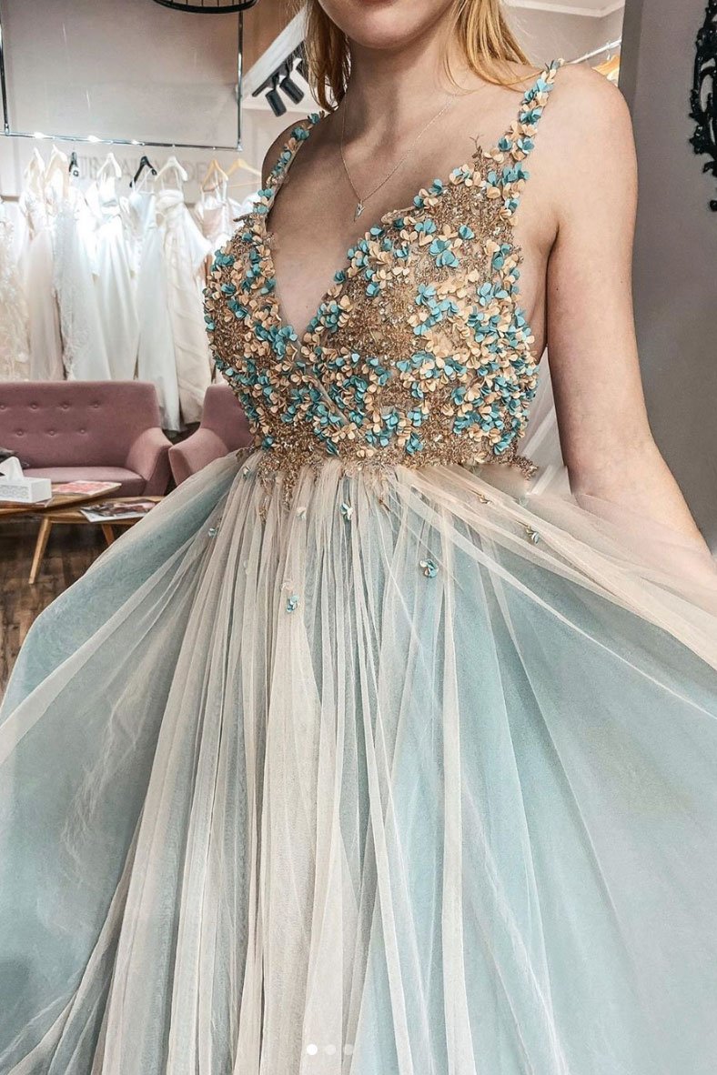 Robe de bal longue en tulle et dentelle à col en V, DS2327