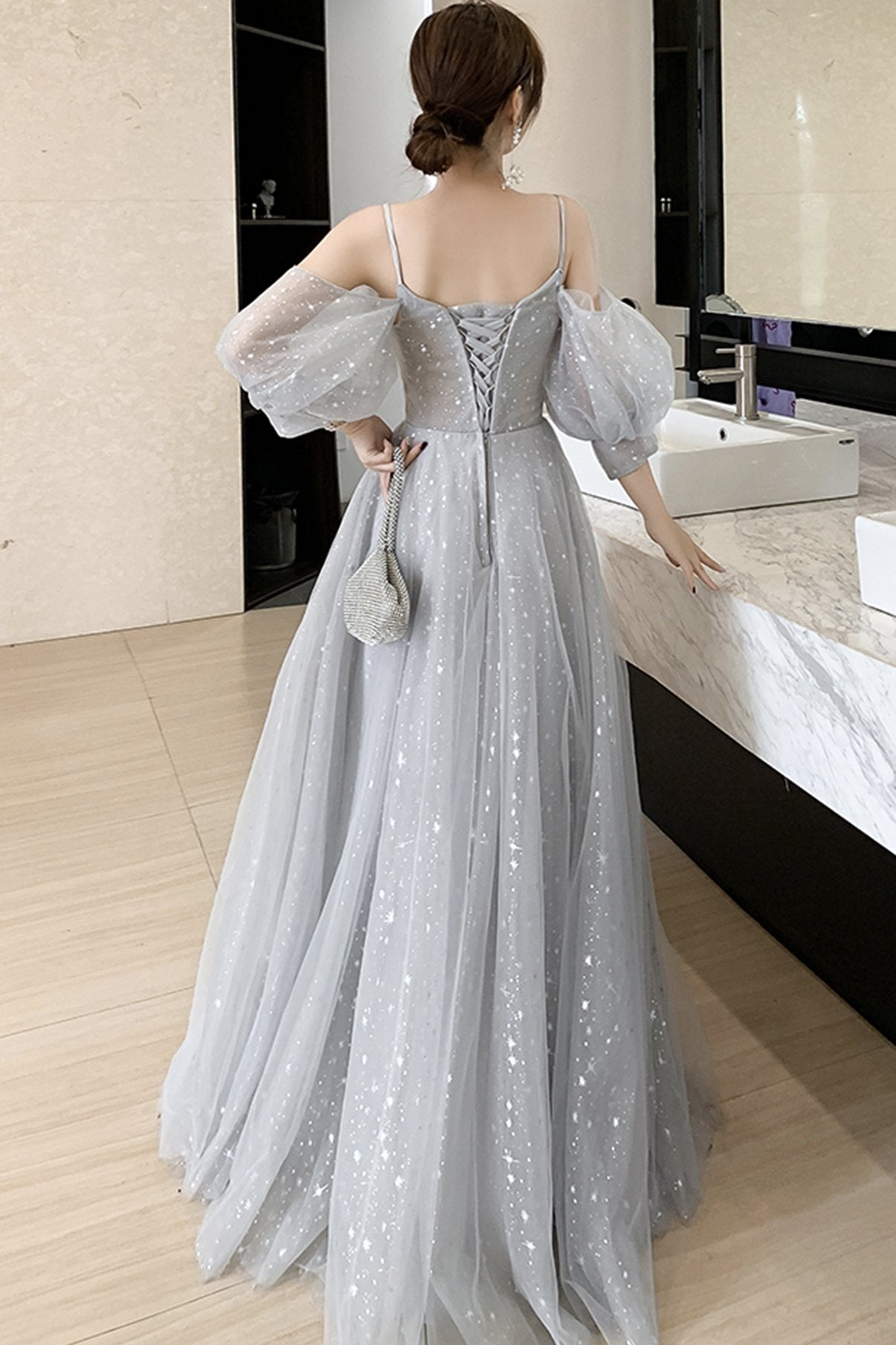 Langes Ballkleid aus grauer Tüllspitze, DS3031