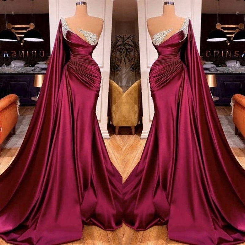 Wunderschönes Meerjungfrau-Abendkleid mit Perlen und Rüschen, F04815