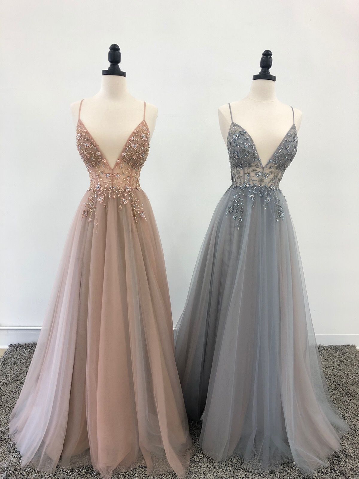 Robe de bal longue en tulle à col en V et perles, DS4544