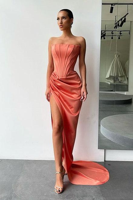 Oranges Ballkleid mit hohem Schlitz, Trägerlos, Falten und Hofschleppe, DS3510