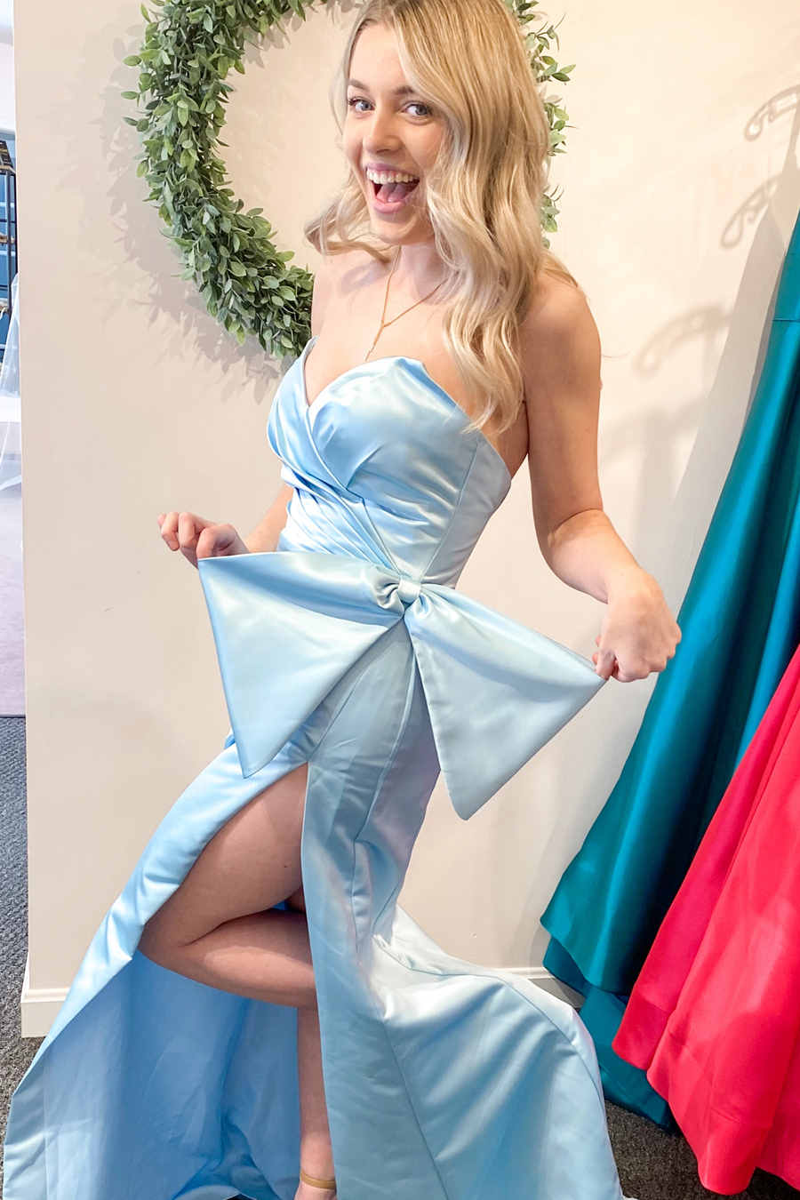Rotes, trägerloses, langes Ballkleid mit Seitenschlitz, DS4937