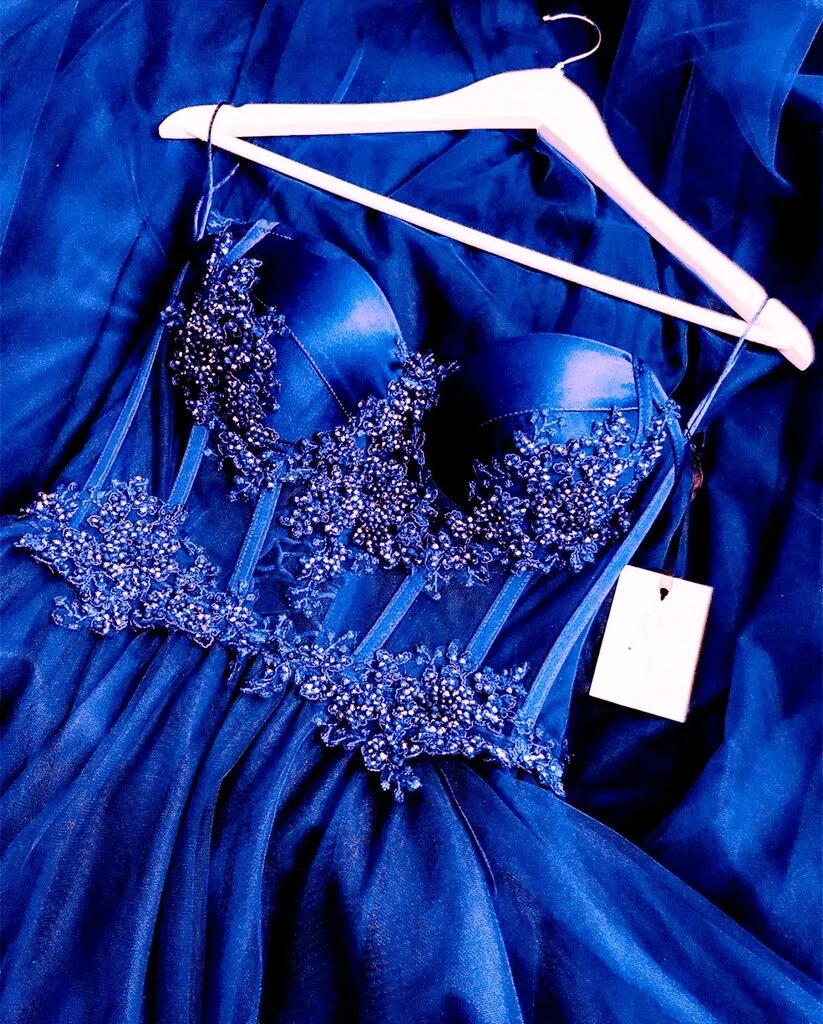 Robe de soirée longue bleu roi à col en cœur et perles, BL18605