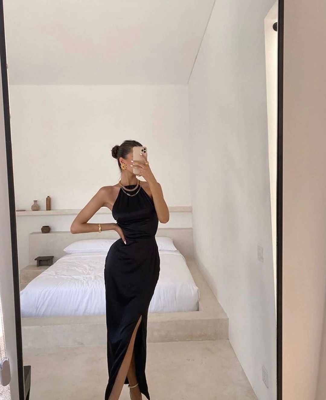 Robe de bal longue en satin noir avec décolleté en V et fente, DS3951