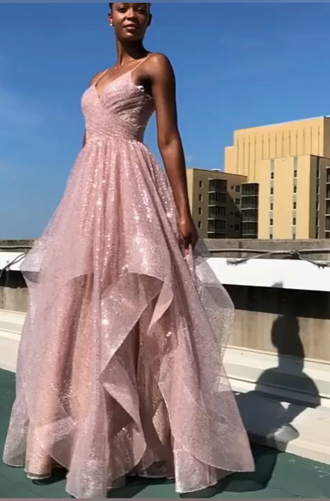 Langes Ballkleid mit Rüschen und Plissee in Roségold, DS4423