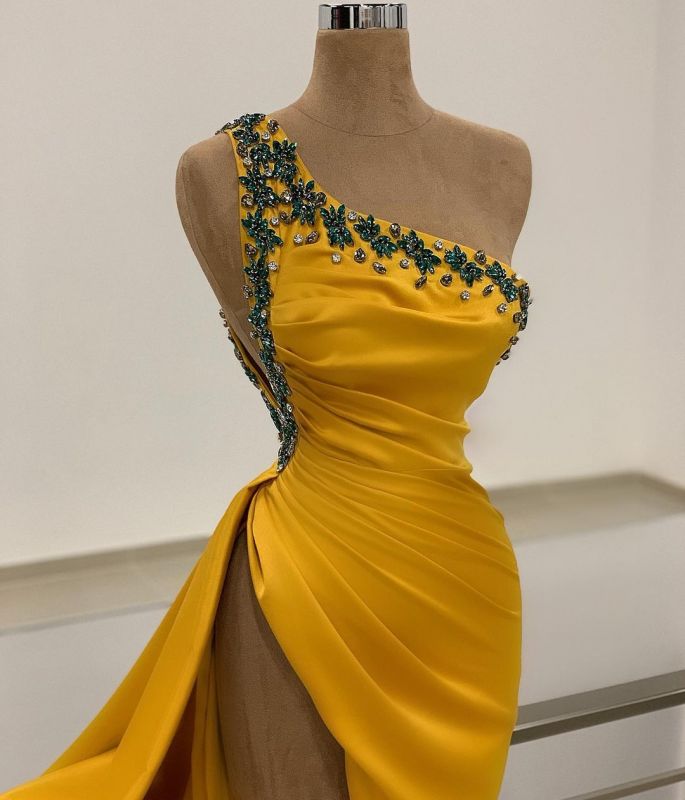 Robe de bal longue jaune fendue à une épaule et perles, DS2785