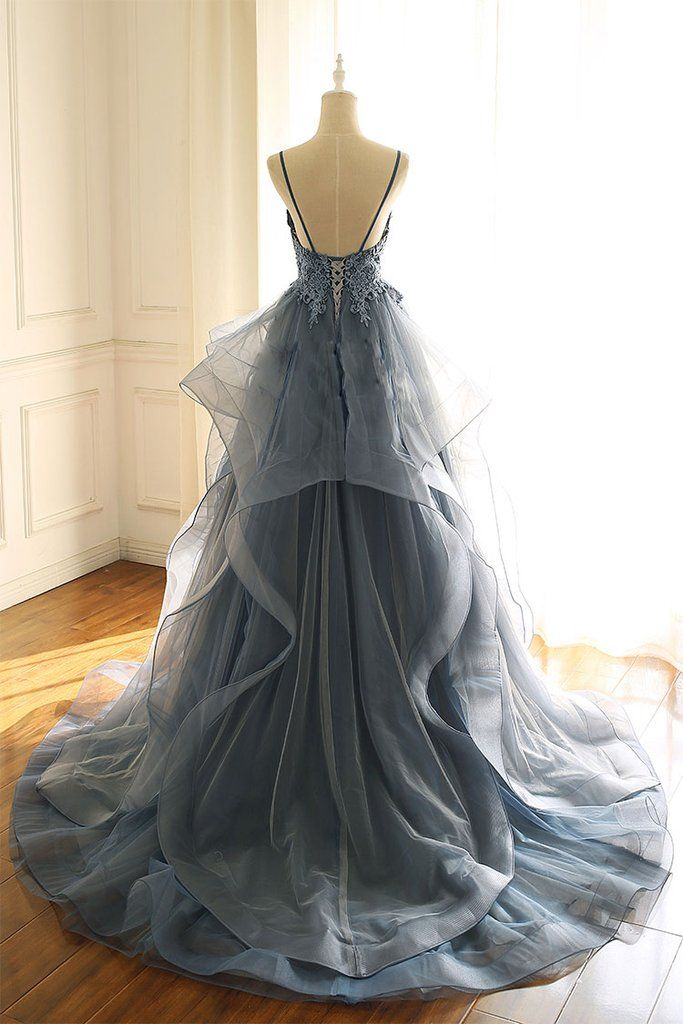 Langes Ballkleid aus Tüll mit Spaghettiträgern und bodenlangem Rüschenrock, DS4570