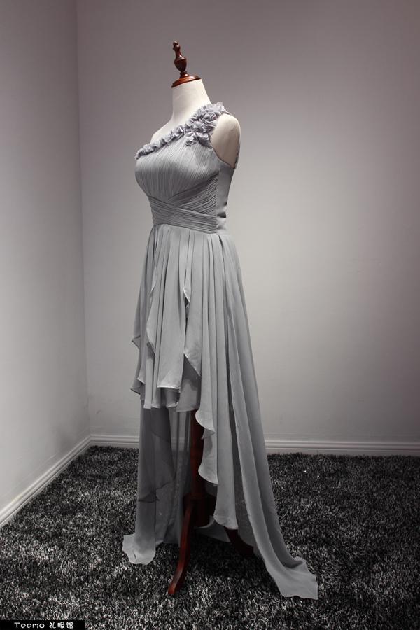 Graues Chiffonkleid mit einer Schulter und hohem Schlitz, stilvolles Abschlussballkleid, formelles Kleid für Frauen. DS3047