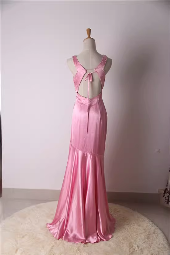Robe de bal sirène rose fuchsia glamour en satin perlé et froncée DP7622