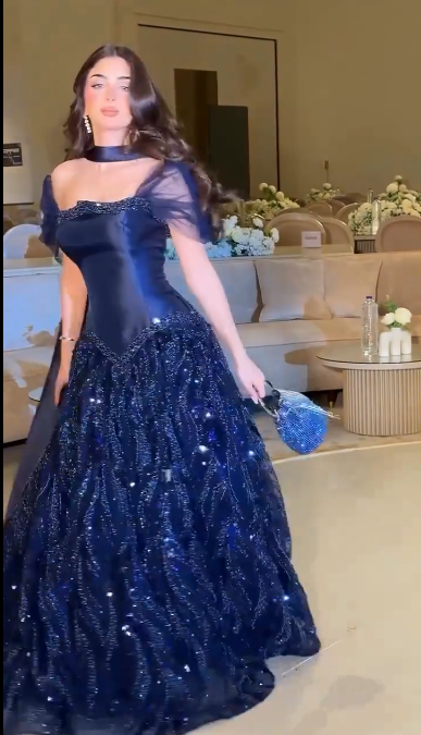 Robe de bal bleu marine élégante à épaules dénudées, ornée de sequins scintillants et de manches en tulle DP7013