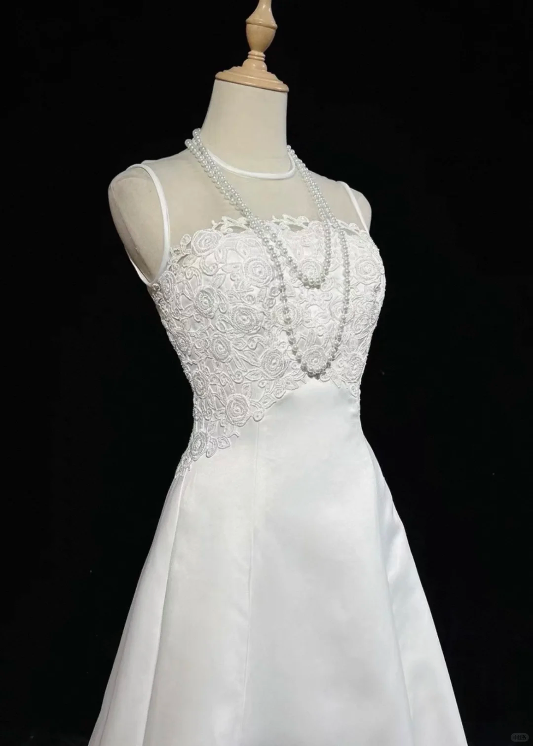 Vintage-Inspired Classic White Strapless Lace Applique Train for Timeless Wedding Dress DP7285