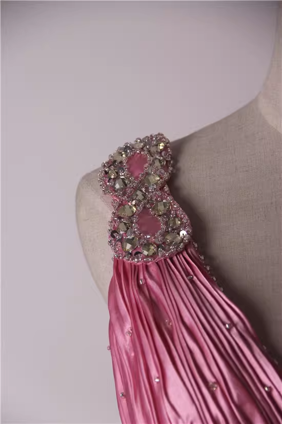 Robe de bal sirène rose fuchsia glamour en satin perlé et froncée DP7622