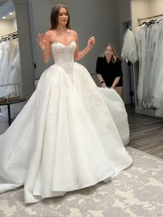 Elegantes A-Linien-Hochzeitskleid aus Spitze mit Herzausschnitt und floralen Applikationen, Modell DP7025