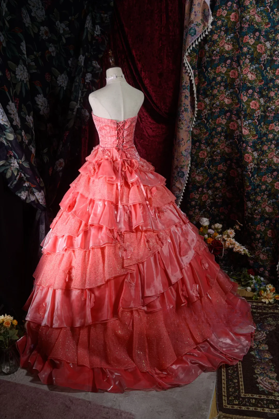 Magnifique robe de bal corail sans bretelles à volants superposés et fleurs 3D pour Sweet 15 ou Quinceañera DP7403