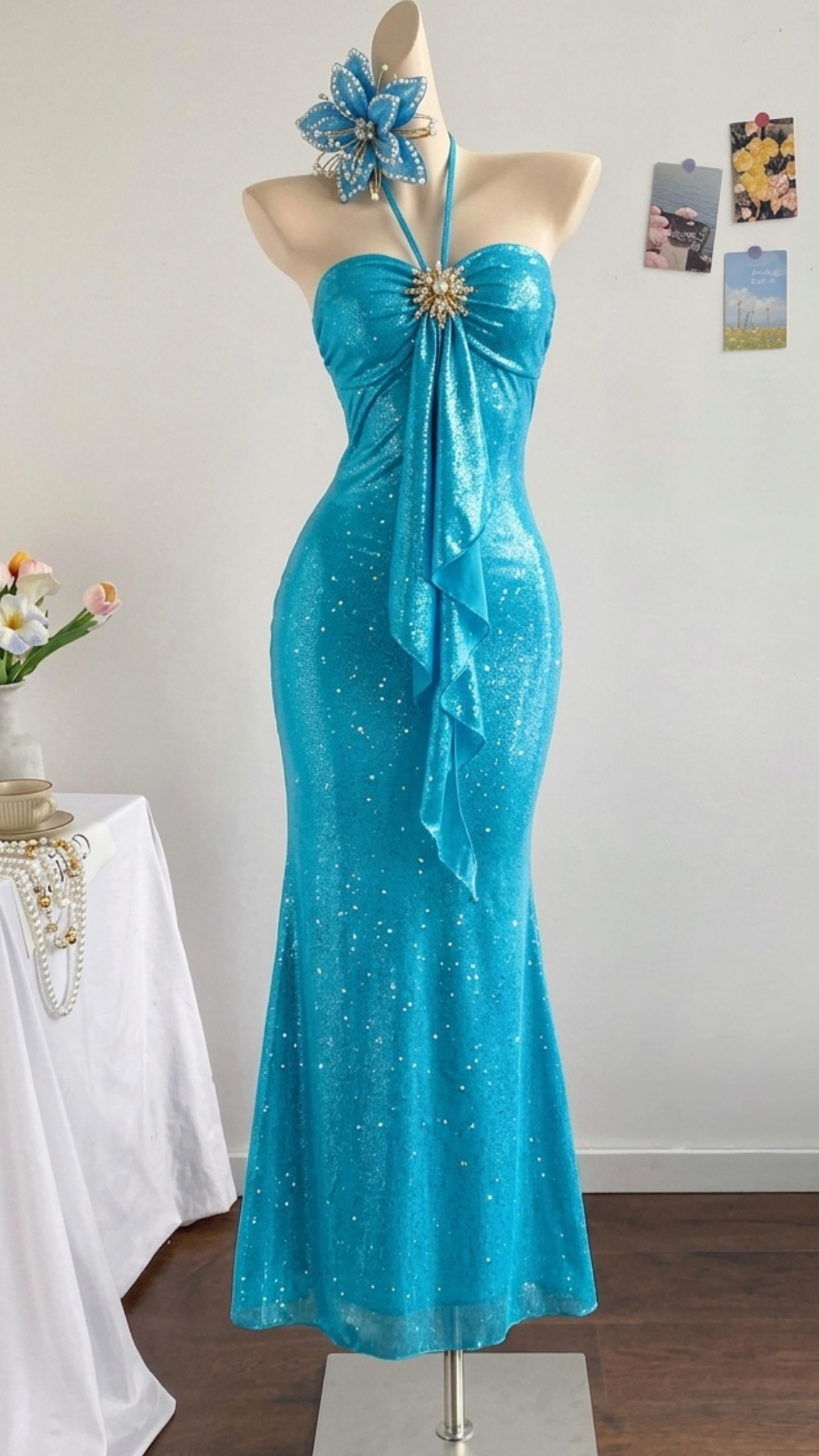 Glamouröses Ozeanblaues Neckholder-Glitzer-Meerjungfrauen-Abendkleid mit Perlen und Rüschen DP8373