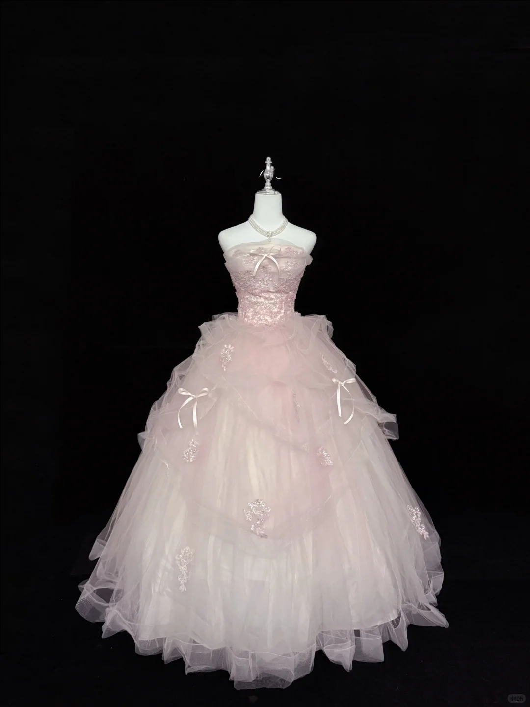 Elegant Pink Strapless Tulle Quinceanera Dress Lace Applique Bow Ruffled Prom Gown Sweet 16 Sweet 15 Quinceanera Ball Gown DP8251