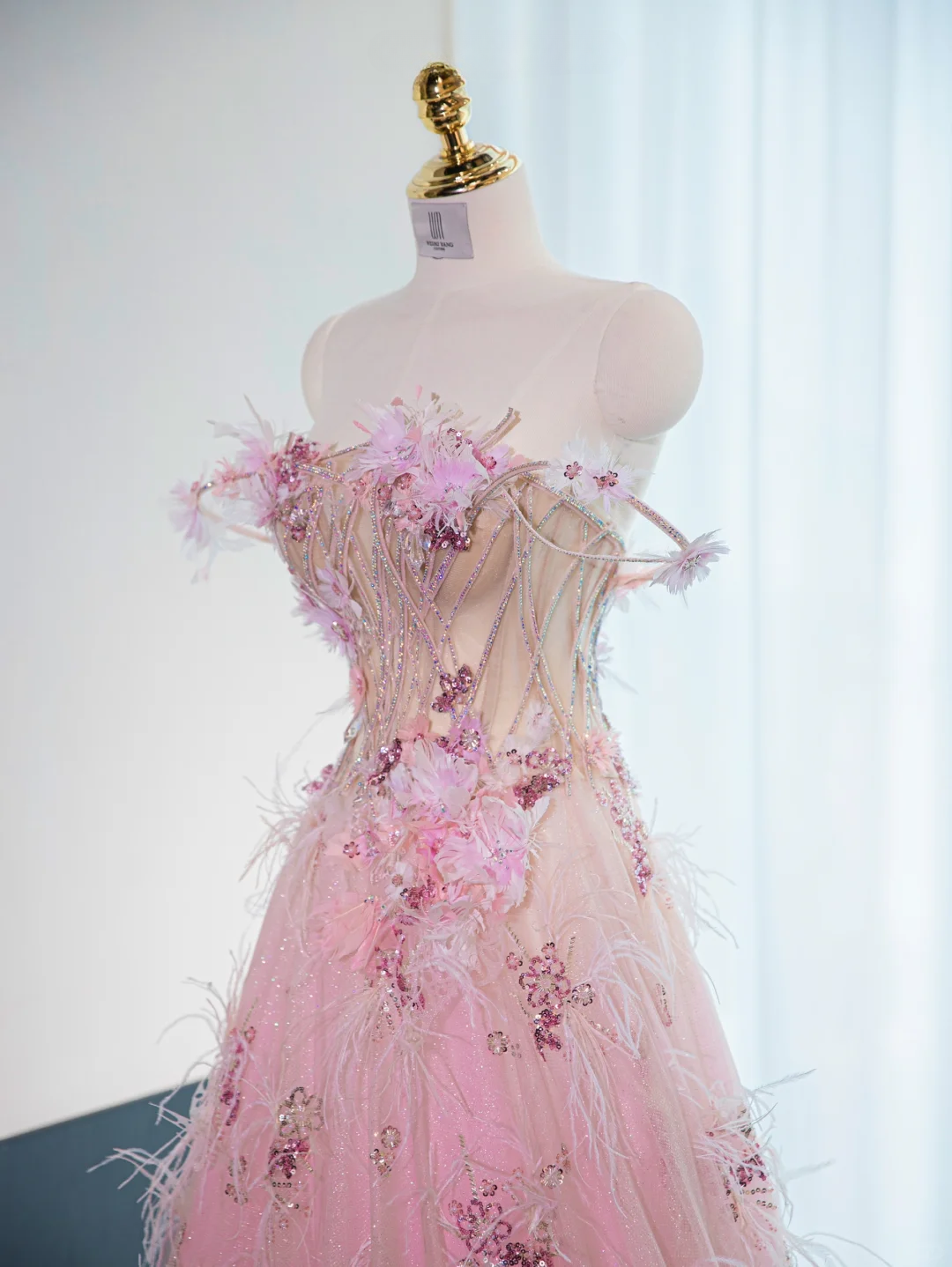 Robe de soirée rose somptueuse à épaules dénudées, ornée de sequins, de plumes d'autruche et de fleurs en 3D (DP7435)