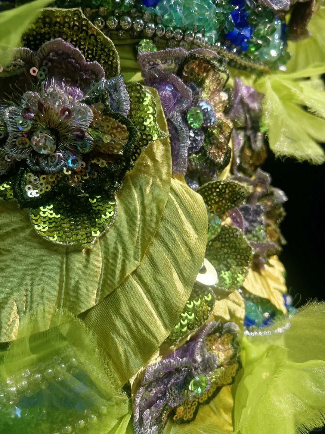 Glamouröses, limettengrünes Pailletten-Abendkleid mit Perlenbesatz, A-Linie und Neckholder, DP7108