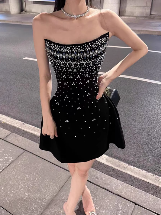 Modisches schwarzes trägerloses A-Linien-Partykleid mit Perlenbesatz und Homecoming-Kleid DP5880