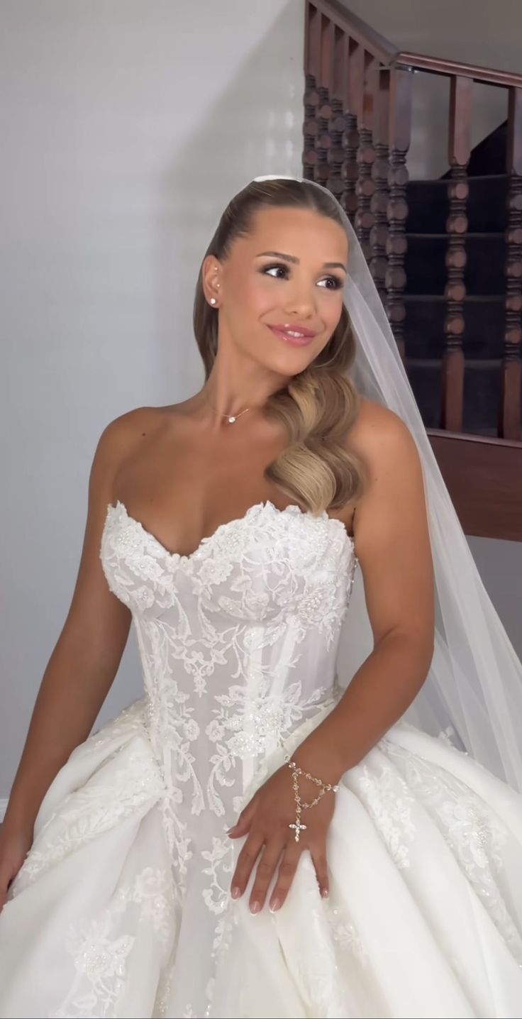 Elegant Lace Applique Sweetheart Wedding Dress A-Line Strapless Bridal Gown DP7022