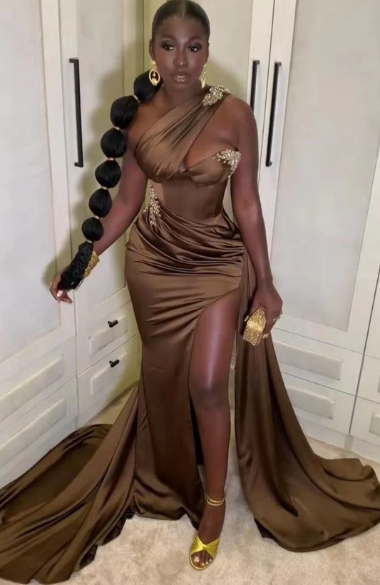 Schwarze Mädchen Ballkleider Braun One Shoulder Split Lange Abend Party Kleider, EQ9647