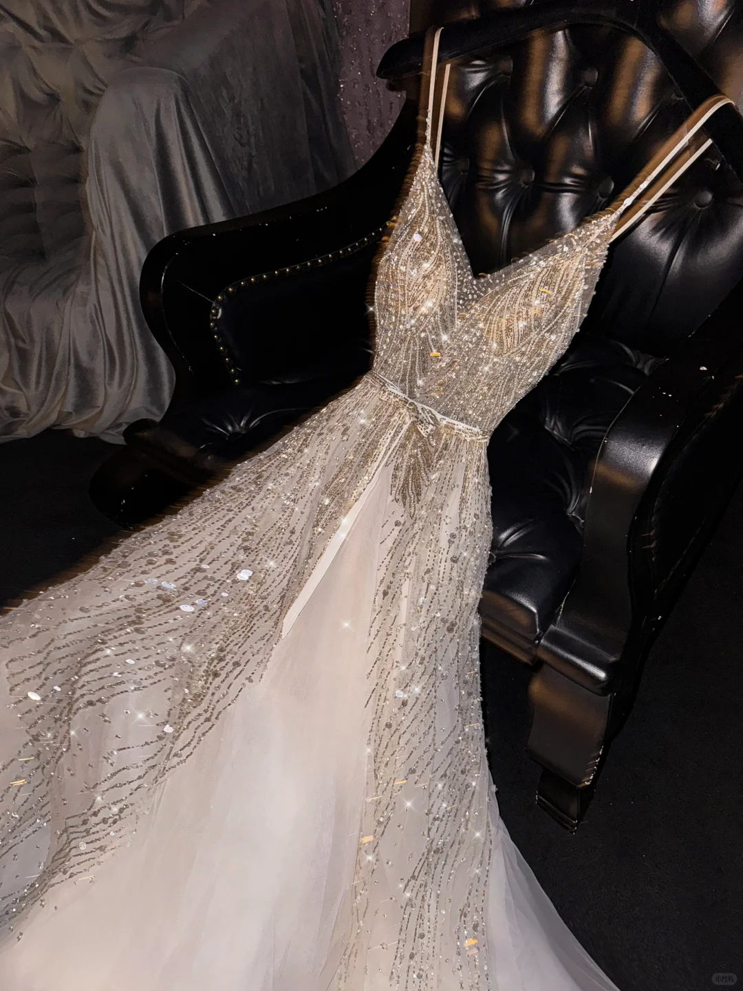 Robe de soirée glamour champagne trapèze à bretelles spaghetti et col en V orné de perles DP7316