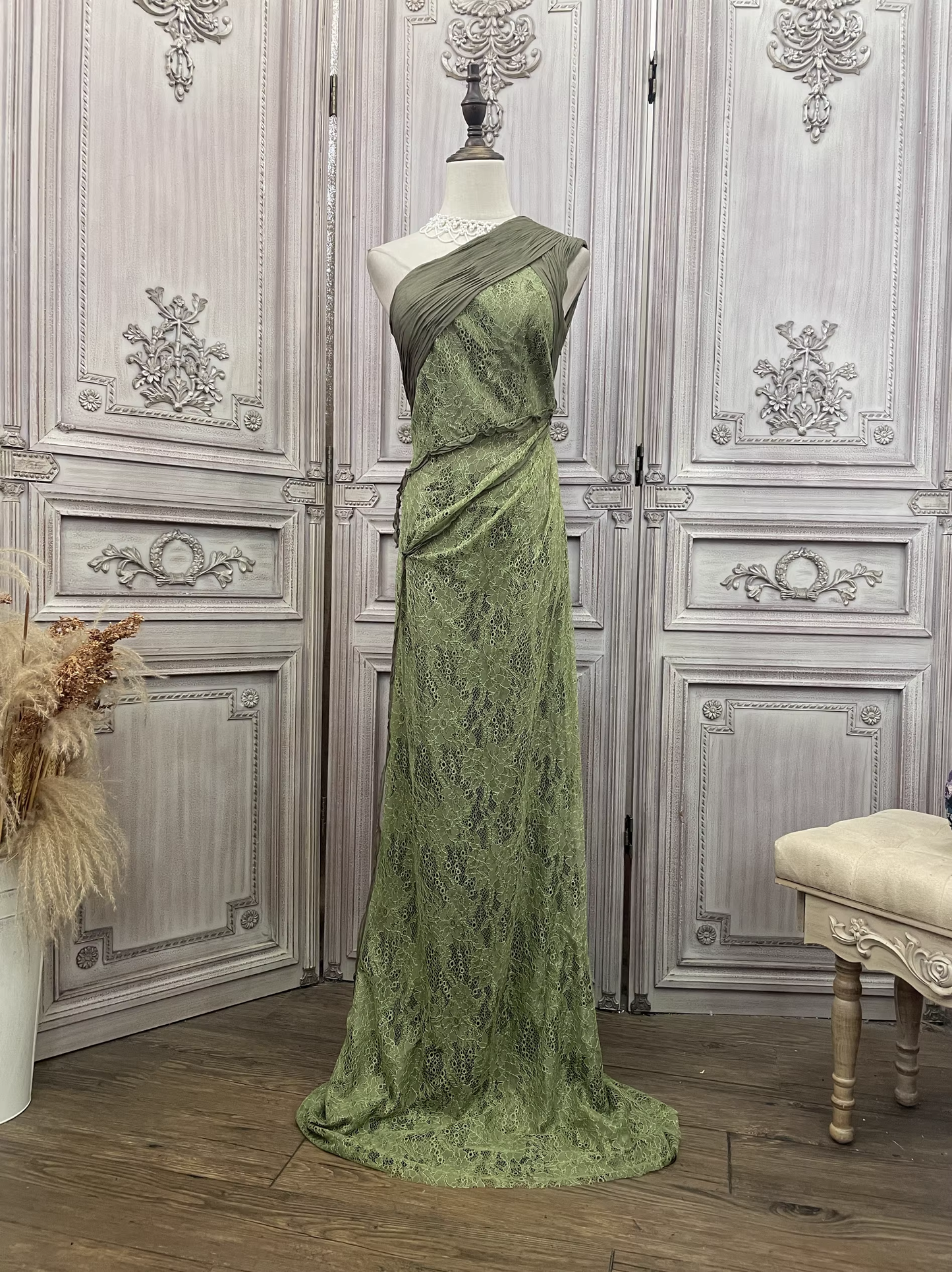 Vintage olivgrünes, einseitig schulterfreies Etuikleid aus Spitze mit gerafftem Oberteil und Schleppe, formelles Ballkleid DP7597