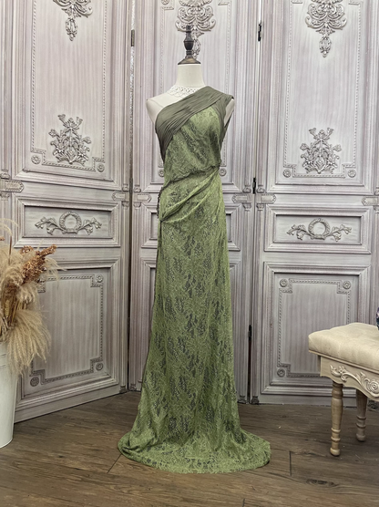 Vintage olivgrünes, einseitig schulterfreies Etuikleid aus Spitze mit gerafftem Oberteil und Schleppe, formelles Ballkleid DP7597