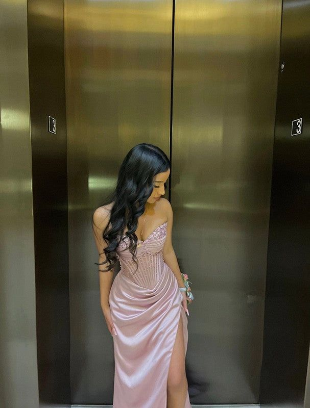 Robe de soirée longue fourreau en satin rose à col en cœur et perles, DP4535