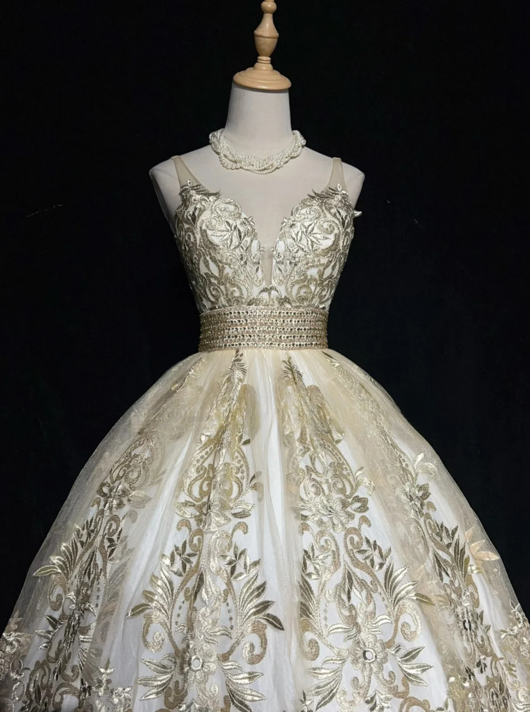 Robe de bal somptueuse brodée d'or, décolleté en V profond, ornée de perles, coupe trapèze, robe de quinceañera DP7107