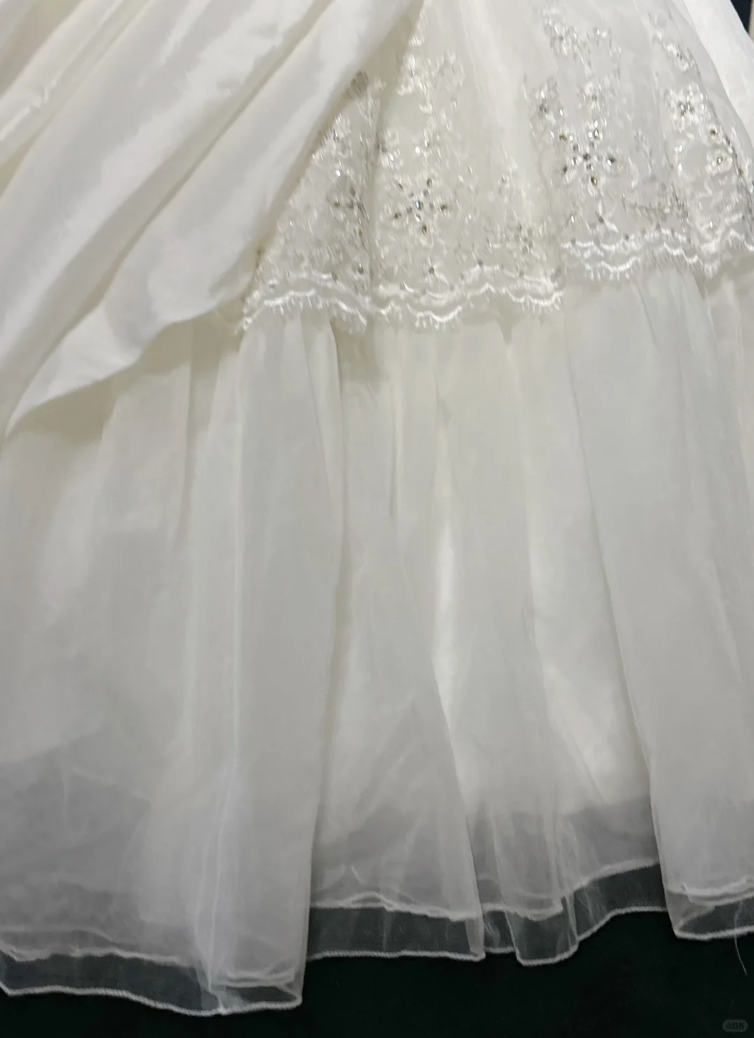 Robe de mariée vintage ivoire à corsage perlé, coupe trapèze, tulle superposé, bretelles amovibles, DP7115