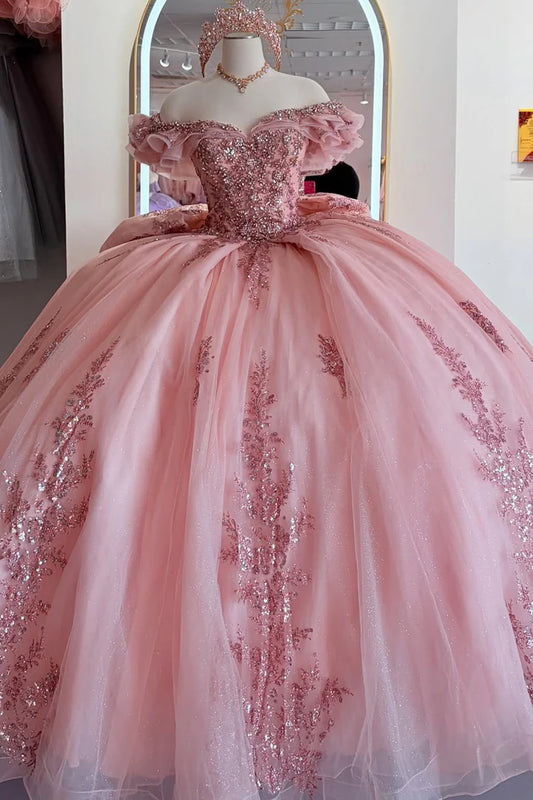 Robe de bal glamour en tulle rose, ornée de perles et d'appliqués, décolleté en cœur, épaules dénudées, idéale pour une quinceañera ou un Sweet 15 (DP7184)