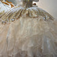 Robe de bal glamour blanche et dorée à épaules dénudées, ornée de broderies, de perles et de volants en tulle, DP7222