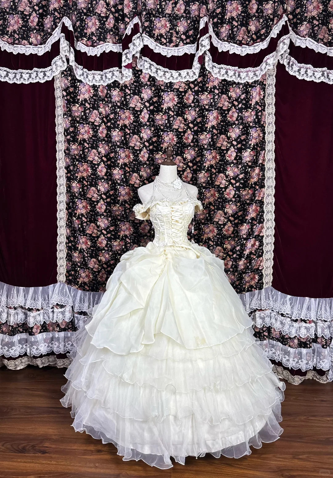 Vintage Ivory Off-Shoulder Wedding Dress A-Line Tiered Ruffles Bridal Gown DP7103