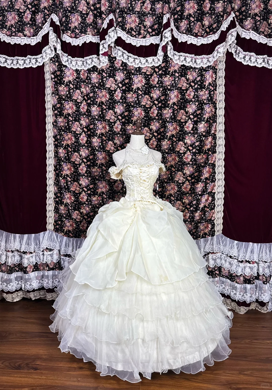 Robe de mariée vintage ivoire à épaules dénudées, coupe trapèze, volants étagés, référence DP7103