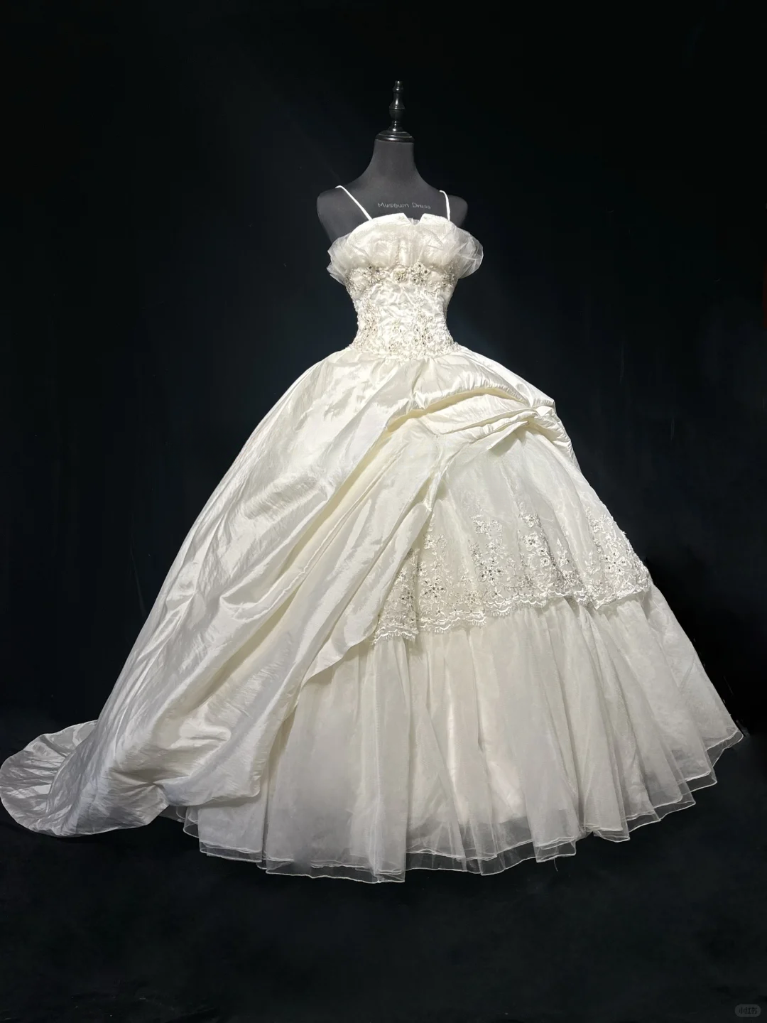 Robe de mariée vintage ivoire à corsage perlé, coupe trapèze, tulle superposé, bretelles amovibles, DP7115