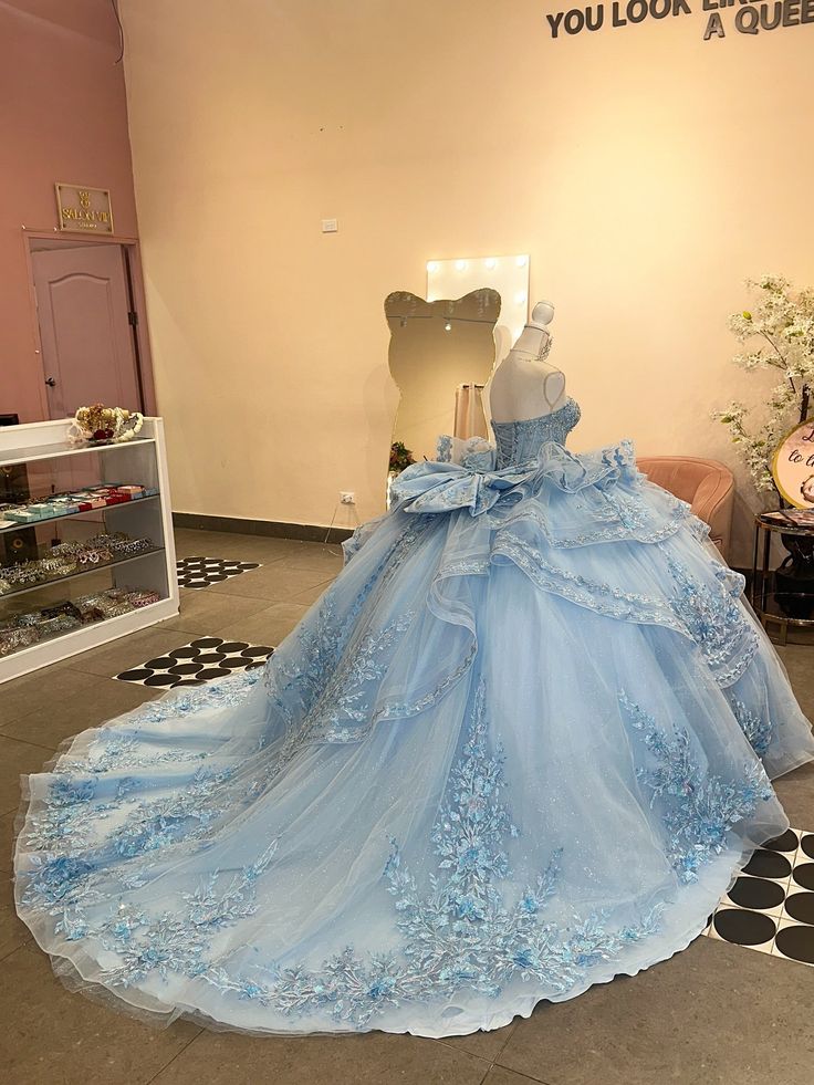 Robe de bal de quinceañera bleu clair glamour, bustier cœur, tulle à volants, broderie florale perlée scintillante DP7141