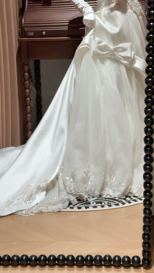 Robe de mariée vintage en satin et tulle, ornée d'un nœud surdimensionné, de broderies en dentelle complexes et d'un corset DP7261