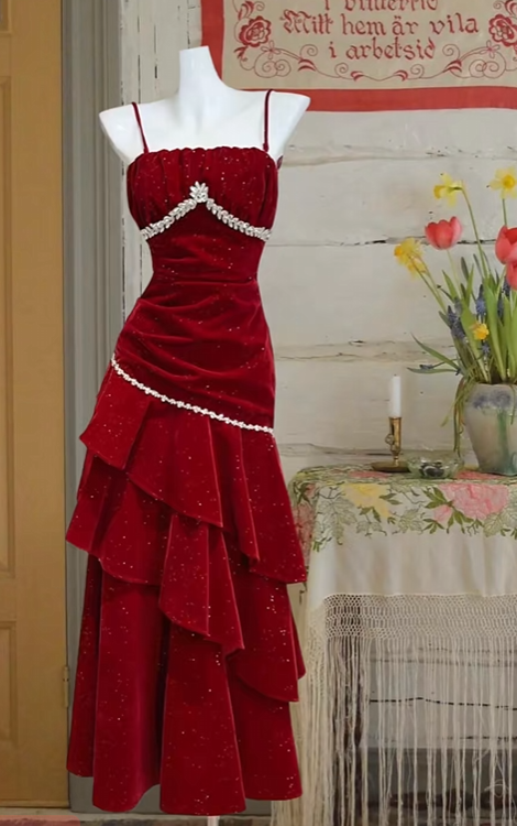 Robe de soirée élégante en velours rouge pailleté, bretelles spaghetti, volants étagés, DP7627