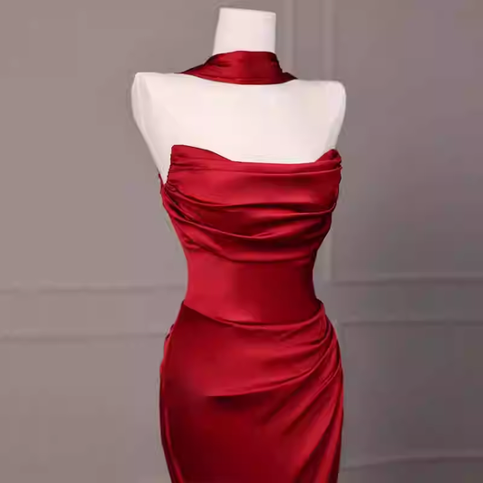 Elegantes burgunderrotes, trägerloses Meerjungfrauen-Abendkleid aus Satin mit Raffungen, DP7708