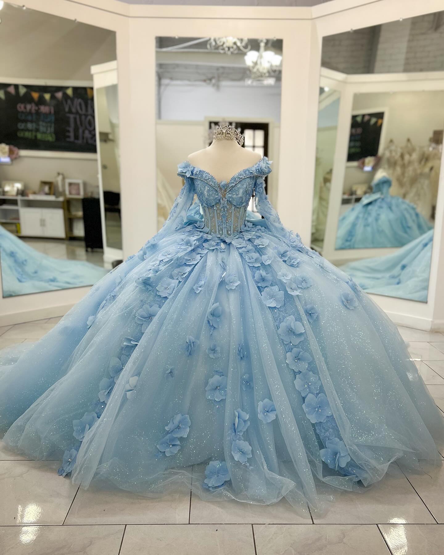 Robe de bal de quinceañera bleu ciel glamour, ornée d'appliqués floraux et de tulle scintillant, épaules dénudées, manches longues, coupe trapèze, DP7163